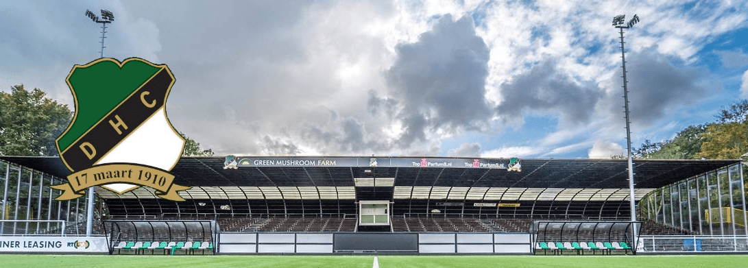 De hoofdtribune van Stadion DHC Delft met het clublogo van DHC uit 1910